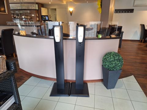 2 alcoholdispensers op metalen voet