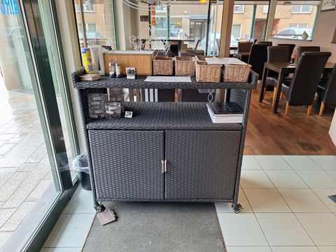 Zwart pvc desk rietmotiefen met 2 deuren incl.inhoud