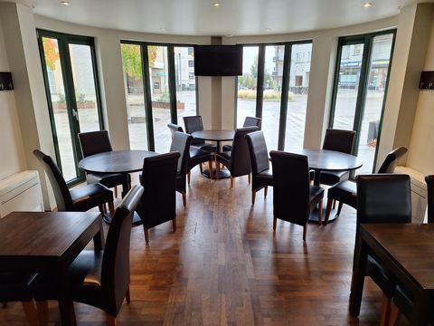 Lot horeca meubilair (21 diverse tafels met bijhorende stoelen)