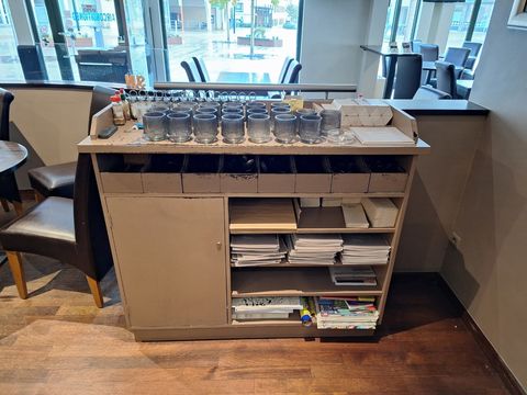 Houten desk incl.inhoud(zie afb)