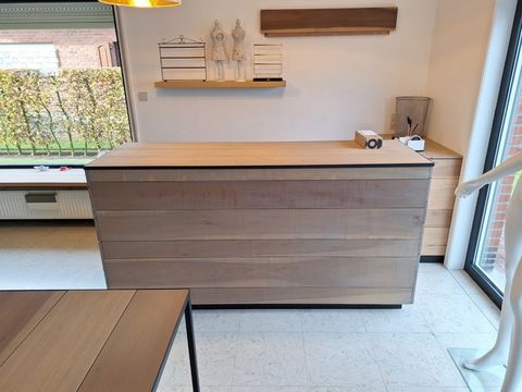 Houten balie met 2-deurs kast