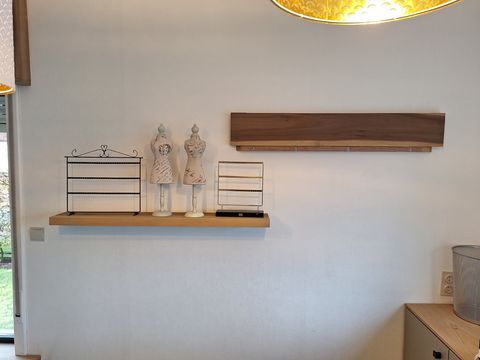 2 houten leggers met mini paspopjes en juwelenrekjes