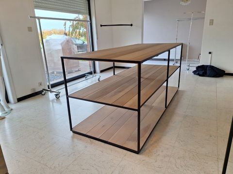 Strakke industriële tafel met 3 niveau's met zwart metalen onderstel