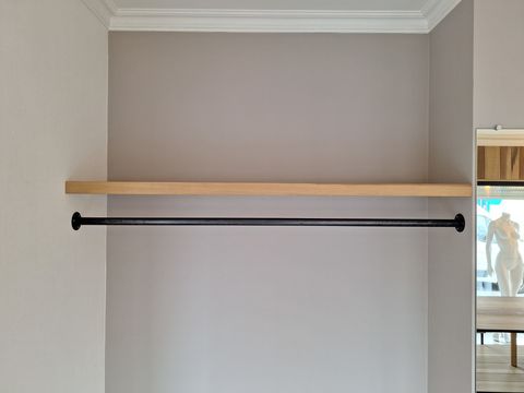 Lot met wandspiegel,legger en kleding hangbuis