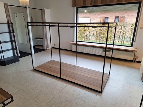 Strakke industriële kledingrek metaal en massief hout