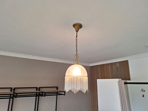 Decoratieve hanglamp met glazen franjes en sterpatroon