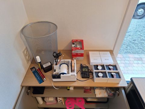 Lot met kantooraccessoires,betaalterminal,uurwerken,schrijfgerief enz...(zie afb)