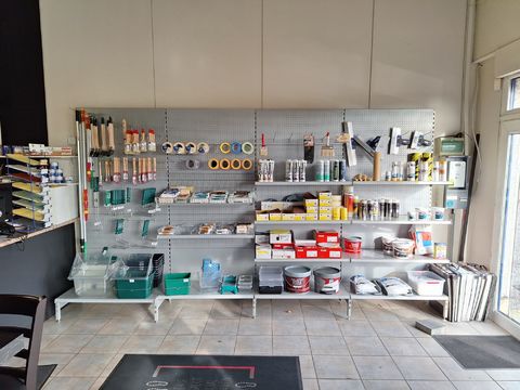 Gemengd lot verf- en schildersmateriaal – borstels, spatels, rollers, tape, siliconen & meer (enkel inhoud rek)