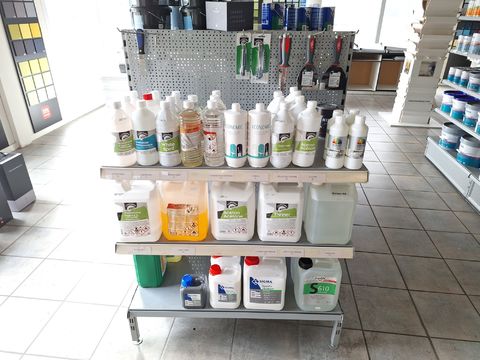 Lot reinigings- en onderhoudsproducten(enkel inhoud rek)