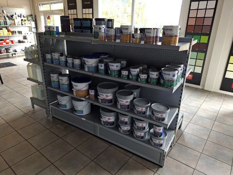 Lot SIGMA verfproducten – primers, lakken, gevelverf, vernissen (enkel inhoud rek)