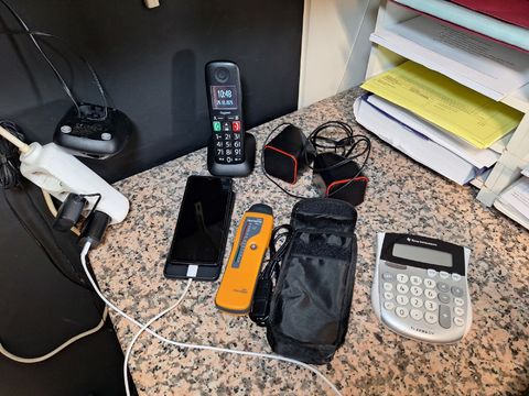 Lot Gigaset,gsm Samsung,vochtmeter en 2 luidsprekertjes