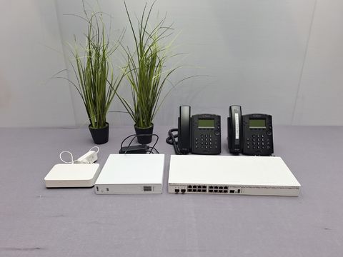 Lot met Verisure hub, Sophos XG Firewall Appliance,router en 2 vaste telefoons