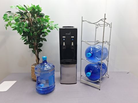 Professionele waterdispenser van Primo, inclusief metalen flessenrek en 3 grote waterflessen