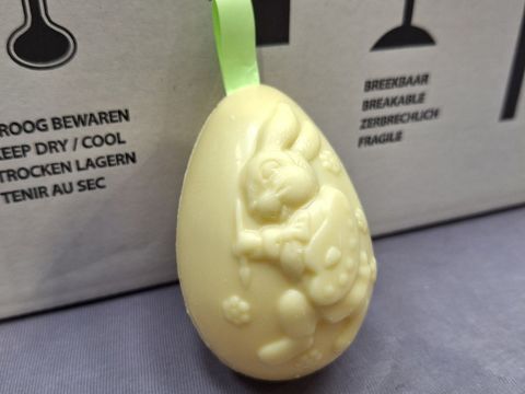 2 kg Ambachtelijke witte chocolade paaseieren met lint