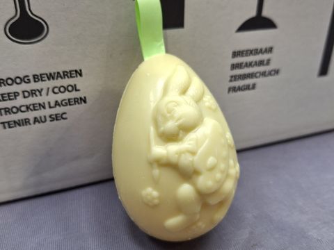 2 kg Ambachtelijke witte chocolade paaseieren met lint