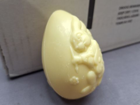 1 doos 1,5 kg medium witte chocolade-eieren – 8 cm