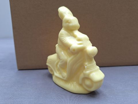 2 kg Ambachtelijke witte chocolade paashaas op scooter