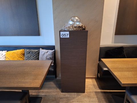 Colonne décorative avec laurier et sphère en argent