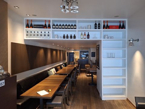 Élément mural avec arrangement décoratif de bouteilles