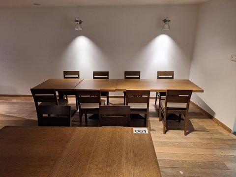 Un service de restauration élégant composé de tables et de chaises