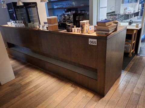 Bar complet avec évier et mur arrière avec glissières (sans appareils ni contenu)