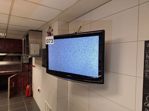 TV Samsung 32" + support mural et télécommande