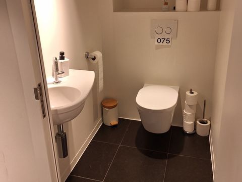 Porte des toilettes pour dames entièrement équipée, y compris la porte des toilettes pour dames.
