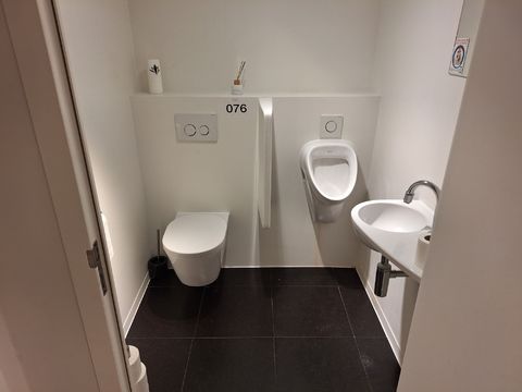 Toilettes pour hommes entièrement équipées - SANITANA + DURAVIT + GEBERIT I porte incl.