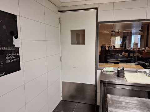 Mécanisme de verrouillage de la porte de la cuisine de restauration avec charnière à ressort, cadre en verre et plaque de seuil