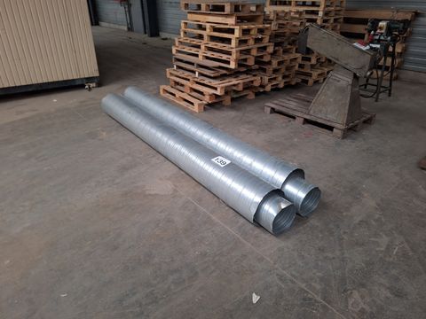 Partij van vier ronde ventilatiebuizen in gegalvaniseerd staal, diameter 250 & 300 mm.