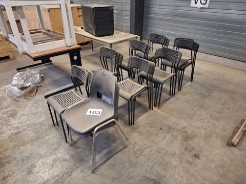 Partij stapelbare stoelen