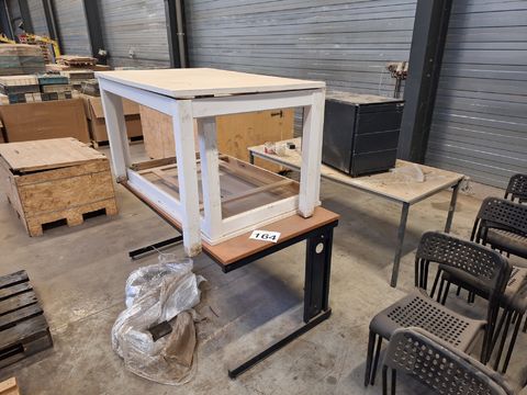 3 tafels,ladekast en bureau