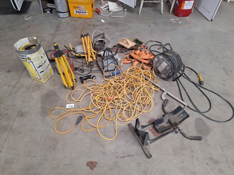 Partij diverse(verlengkabels, werklampen, spanbanden, motorsteun etc.)