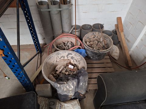 Lot met 3 emmers stellingsklemmen en wapeningsdraad