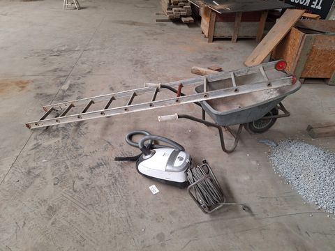 Lot:Miele stofzuiger, kruiwagen, aluminium ladder, kabelhaspel
