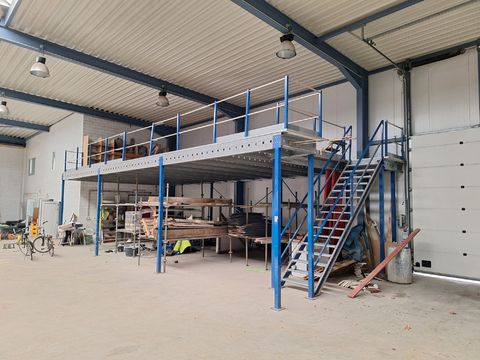Industriële mezzanineconstructie in staal (15x7x4m)– met trap en leuning