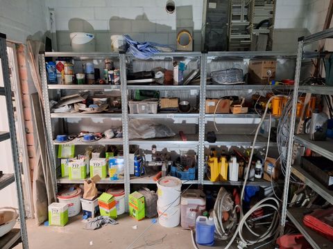 7 metalen rekken incl. inhoud (zie afb)