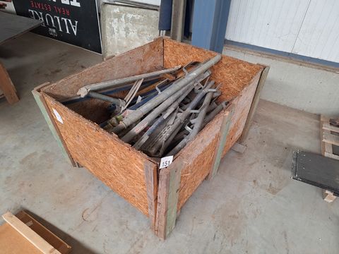 Constructie- en bevestigingsmateriaal in houten kist en op pallet (steigerbeveiliging)