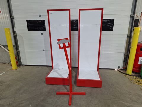 2 Mobiele metalen displaystanden + Schuine draagarm met bevestigingsbeugel