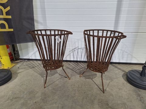 2 vuurkorven met onderplaat/onderstel