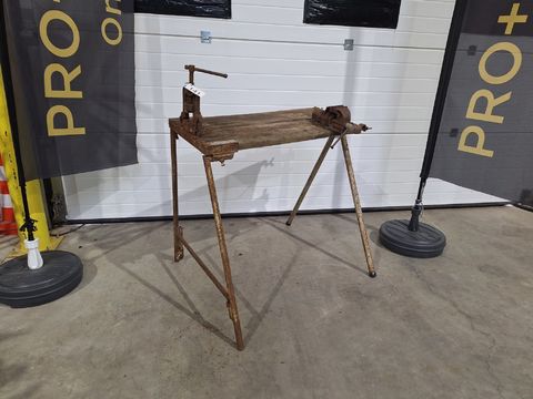 Oude Industriële Werkbank met Klemmen