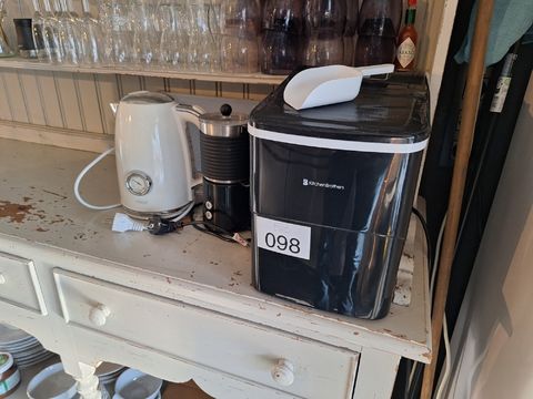 Lot met waterkoker,melkopschuimer en ijsblokjesmachine