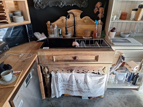 Open houten spoelbakmeubel met 2 gootstenen en veerkraan