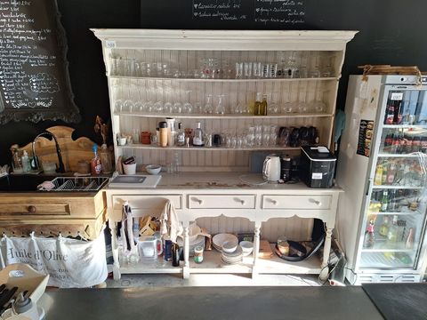 Vintage buffetkast met een 100tal glazen en porselein