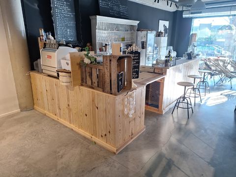 6 lopende meter houten baropstelling incl. 3 barkrukken