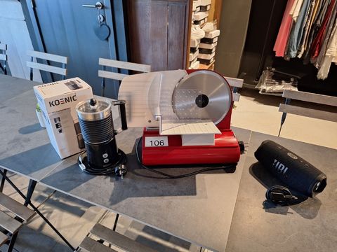 Lot met melkopschuimer, snijmachine & Bluetooth speaker