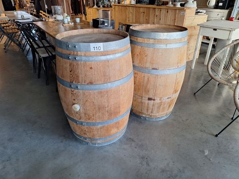 2 houten wijnvaten