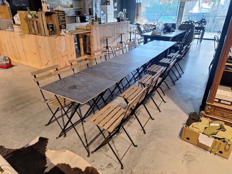 12 inklapbare bistrotafels en 20 stoelen