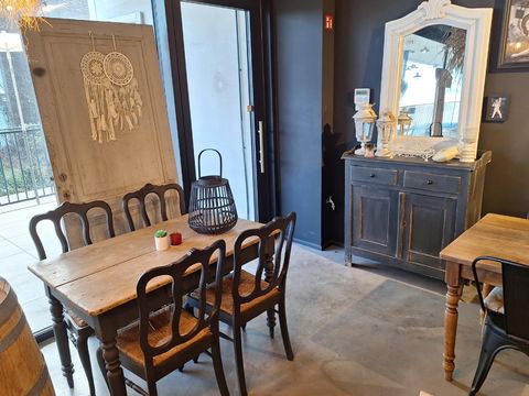 Lot met antieke dressoir,spiegel,tafel+4stoelen en decoratie 6st.