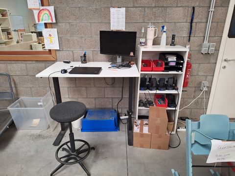 Lot met bureau,kruk en open kast